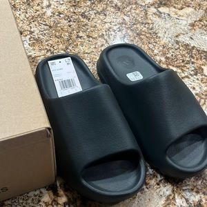 BRAND NEW BLACK YEEZY SLIDE WITH TAGS